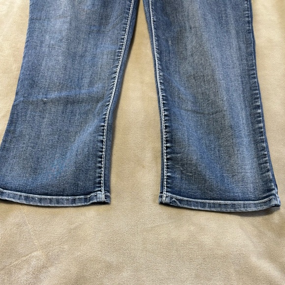 Apt. 9 Embroidered Flap Pocket Denim Capris - Picture 4 of 10